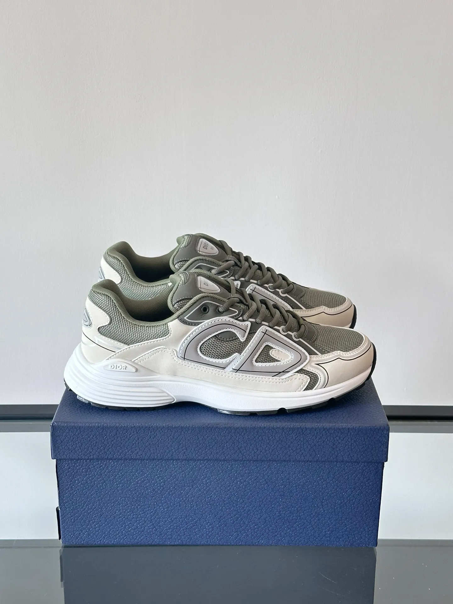 Men's Men's Shoes 💰p440 "Dio*" Dior B30 series sports shoes, multi-color mesh fabric and multi-color technical fabrics, this season's new B30 low-top sports shoes are one of the flagship styles of the series. Crafted from multicolor mesh and technical fabrics, it's finished with a reflective "CD30" graphic and silver-toned "DIOR B30" and "CD30" logos on the heel and tongue. An extra-light, sculpted rubber sole with signature accents adds style, while internal stretch details create ideal comfort. It can be matched with various casual styles to show a fashionable and modern sports style. Size: 38-44 (45-46 customized)
